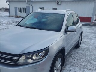 2012 Volkswagen Tiguan I Рестайлинг, серебристый, 1700000 рублей, вид 2