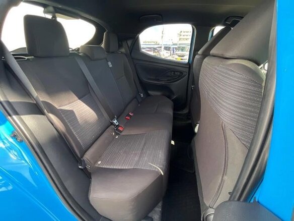2023 Toyota Yaris IV, голубой, 1251000 рублей - вид 9
