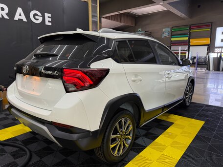 2021 Toyota Yaris L X XP150 Рестайлинг, белый, 1550000 рублей, вид 3