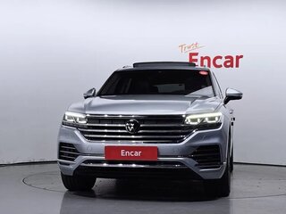 2023 Volkswagen Touareg III, серебристый, 9169719 рублей, вид 3
