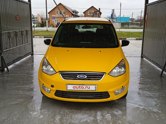 2013 Ford Galaxy II Рестайлинг, жёлтый, 600000 рублей - вид 1