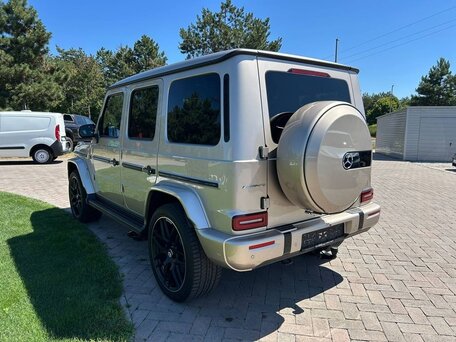 2025 Mercedes-Benz G-Класс AMG 63 AMG II (W465) Рестайлинг, золотистый, 27366994 рублей, вид 3