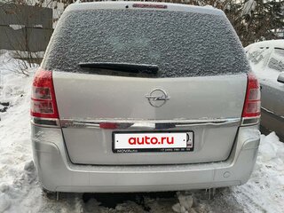2013 Opel Zafira B Рестайлинг, серебристый, 700000 рублей, вид 1