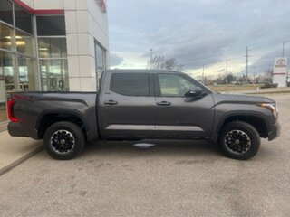 2025 Toyota Tundra CrewMax III, серый, 8065956 рублей, вид 2