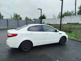 2013 Kia Rio III, белый, 720000 рублей, вид 2