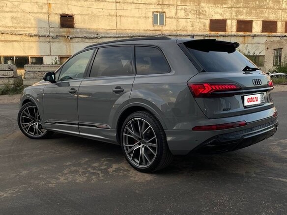 2023 Audi Q7 50 TDI II (4M) Рестайлинг, серый, 9500000 рублей - вид 3