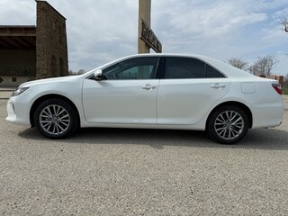 2017 Toyota Camry VII (XV50) Рестайлинг, белый, 3500000 рублей, вид 4