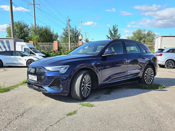 2021 Audi e-tron 55 I, синий, 7800000 рублей - вид 4