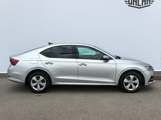 2021 Skoda Octavia IV (A8), серебристый, 1780000 рублей, вид 3