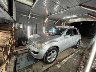 2005 Mercedes-Benz M-Класс 320 II (W164), серебристый, 1550000 рублей, вид 3