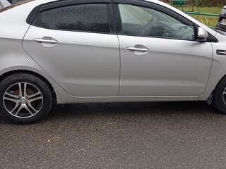 2016 Kia Rio III Рестайлинг, серебристый, 1400000 рублей, вид 3