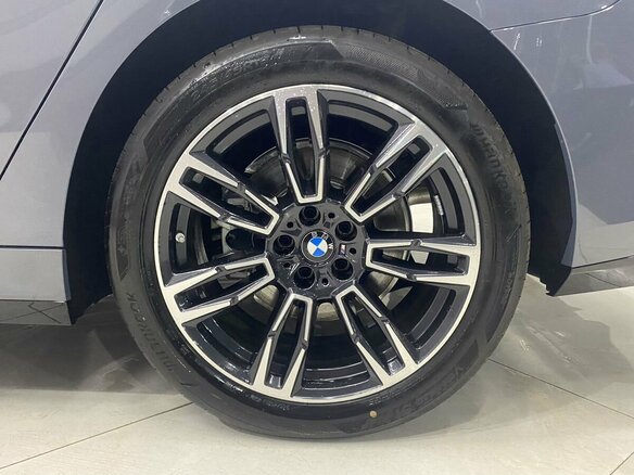 2025 BMW 5 серии Long 530Li xDrive VIII (G60/G61/G68), серый, 8199000 рублей - вид 14