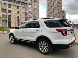 2017 Ford Explorer V Рестайлинг, белый, 2500000 рублей, вид 4