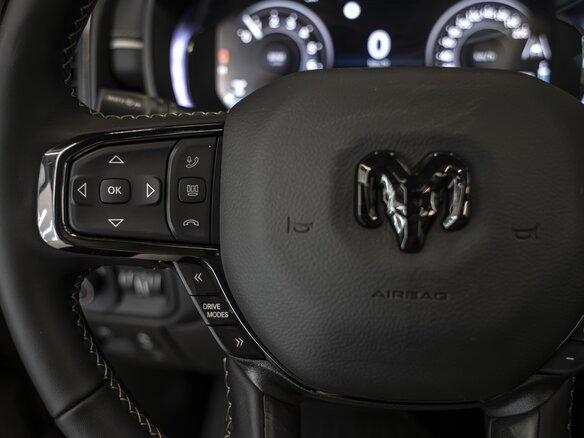 2026 Ram 1500 Crew Cab V Рестайлинг, чёрный - вид 37