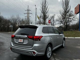 2019 Mitsubishi Outlander PHEV III Рестайлинг 3, серый, 2650000 рублей, вид 4