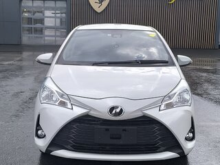 2019 Toyota Vitz III (XP130) Рестайлинг, белый, 1130000 рублей, вид 3