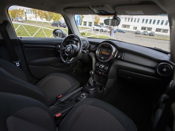 2020 Mini Hatch Cooper D III (F55/F56) Рестайлинг, серый, 1600000 рублей - вид 4