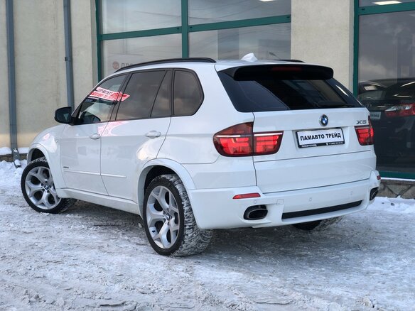 2013 BMW X5 50i II (E70) Рестайлинг, белый - вид 1