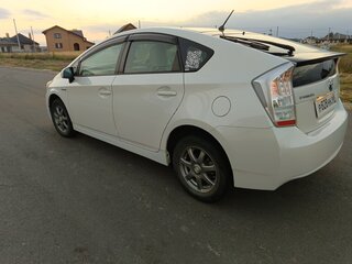 2010 Toyota Prius III (XW30), белый, 950000 рублей, вид 4