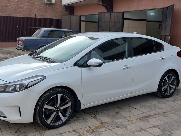 2018 Kia Cerato III Рестайлинг (Classic), белый, 1920000 рублей - вид 3