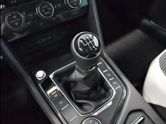 2019 Volkswagen Tiguan II, серебристый, 2150000 рублей - вид 4