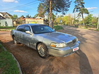 2003 Lincoln Town Car III Рестайлинг, серебристый, 1700000 рублей, вид 2