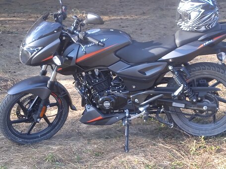 2023 Bajaj Pulsar 180, серый, 220000 рублей, вид 3