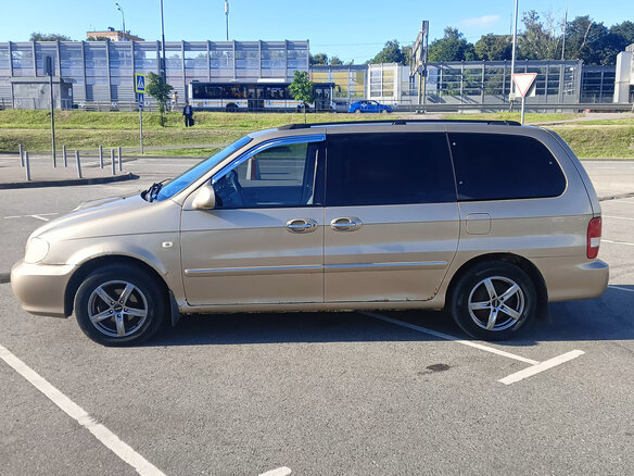 2004 Kia Carnival I Рестайлинг, бежевый, 620000 рублей - вид 6