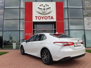 2021 Toyota Camry VIII (XV70) Рестайлинг, белый, 4000000 рублей, вид 4