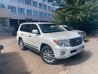 2012 Toyota Land Cruiser 200 Series Рестайлинг 1, белый, 3999000 рублей, вид 4