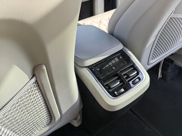 2022 Volvo XC90 II Рестайлинг 1, синий, 5700000 рублей - вид 27