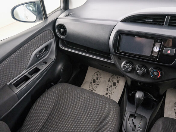 2017 Toyota Vitz III (XP130) Рестайлинг 2, белый, 879000 рублей - вид 10