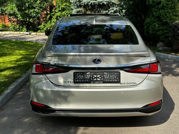 2022 Lexus ES 300h VII Рестайлинг, серый - вид 4