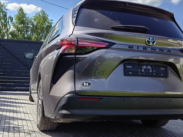 2021 Toyota Sienna IV, серый, 3560000 рублей - вид 2