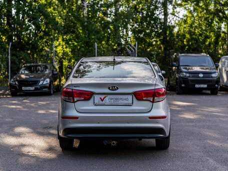 2016 Kia Rio III Рестайлинг, серебристый, 875000 рублей, вид 4