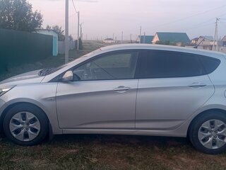 2016 Hyundai Solaris I Рестайлинг, серебристый, 850000 рублей, вид 4
