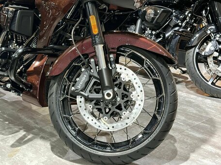 2024 Harley-Davidson CVO Road Glide, пурпурный, 6350000 рублей, вид 2