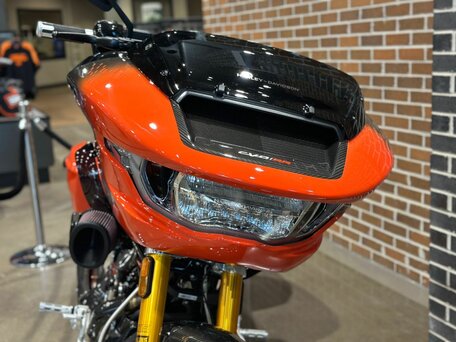 2025 Harley-Davidson CVO Road Glide RR, красный, 21000000 рублей, вид 3