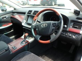 2011 Toyota Crown Majesta V (S200), белый, 1248000 рублей, вид 4