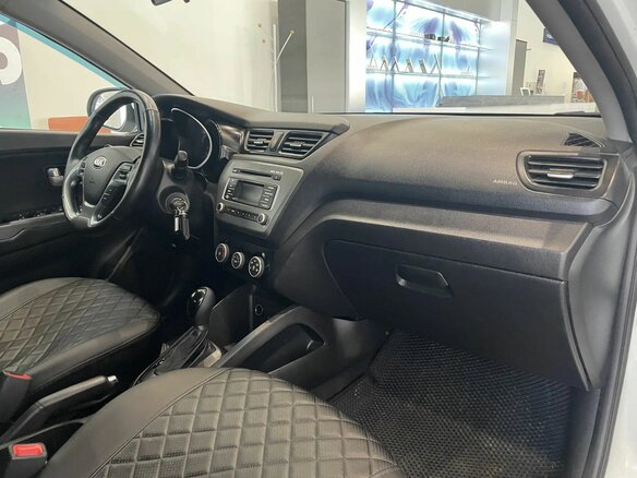 2016 Kia Rio III Рестайлинг, белый - вид 20