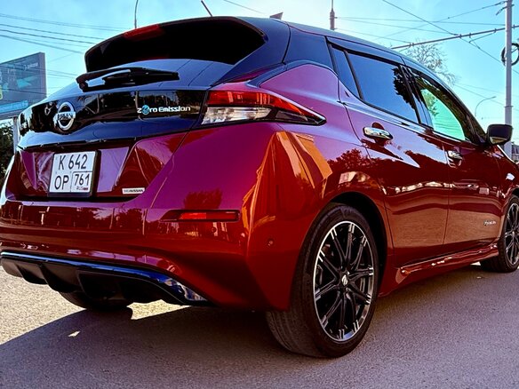 2017 Nissan Leaf II (ZE1), красный, 1990000 рублей - вид 7