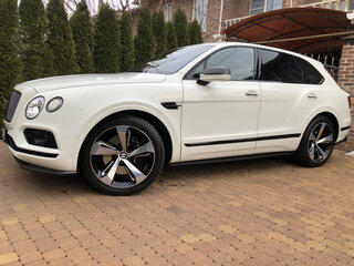 2017 Bentley Bentayga I, белый, 9850000 рублей, вид 1