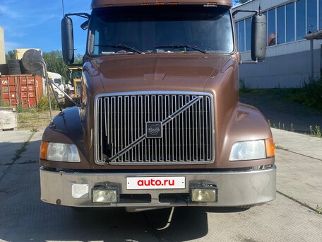 2002 Volvo VNL, коричневый, 3000000 рублей, вид 2