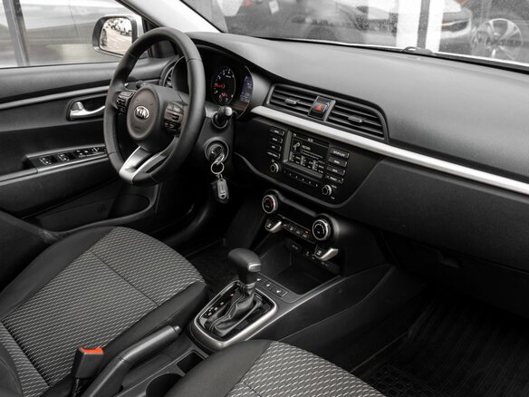 2018 Kia Rio IV, серебристый, 979000 рублей - вид 5