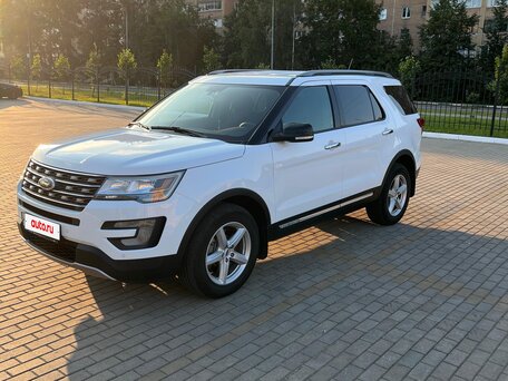 2017 Ford Explorer V Рестайлинг, белый, 3900000 рублей, вид 1