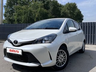 2016 Toyota Vitz III (XP130) Рестайлинг, белый, 900000 рублей, вид 3