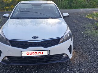 2020 Kia Rio IV Рестайлинг, белый, 850000 рублей, вид 1