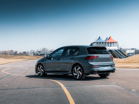 2021 Volkswagen Golf GTI VIII, серый, 3950000 рублей - вид 3