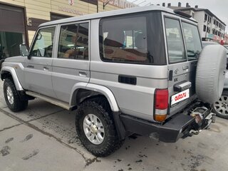 2012 Toyota Land Cruiser 76 70 Series Рестайлинг 1, серебристый, 4600000 рублей, вид 3
