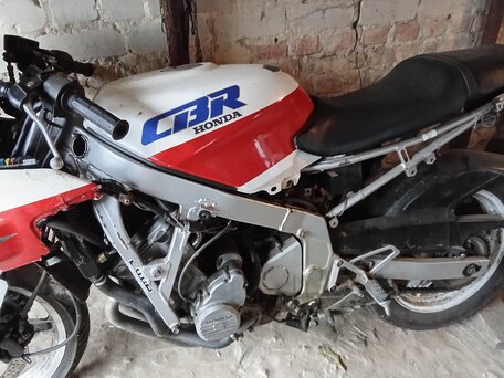 1989 Honda CBR 600F, белый, 150000 рублей, вид 1